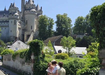 groupe de jeunes devant le château de Pierrefonds