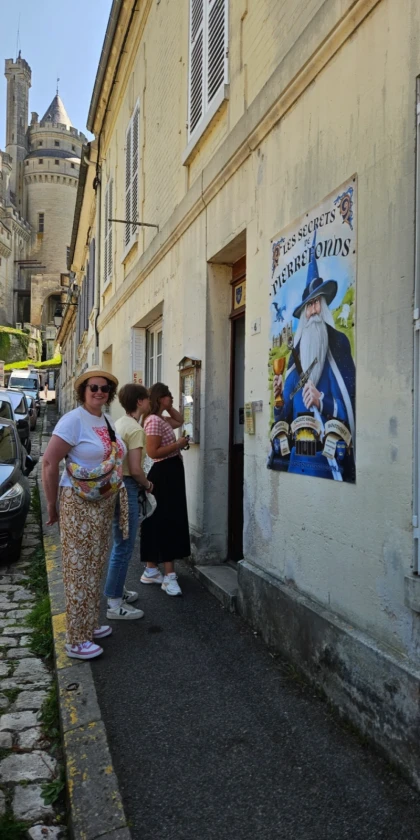 groupe de jeunes devant les secrets de pierrefonds