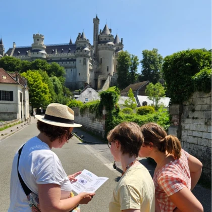 groupe de femmes devant le château de pierrefonds