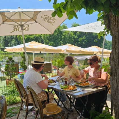 groupe de jeunes femmes qui mangent en terrasse