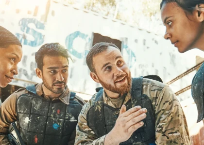 groupe de jeunes qui font du paintball