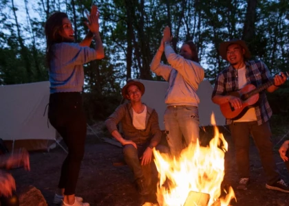 groupe de jeunes autour d'un feu de camp