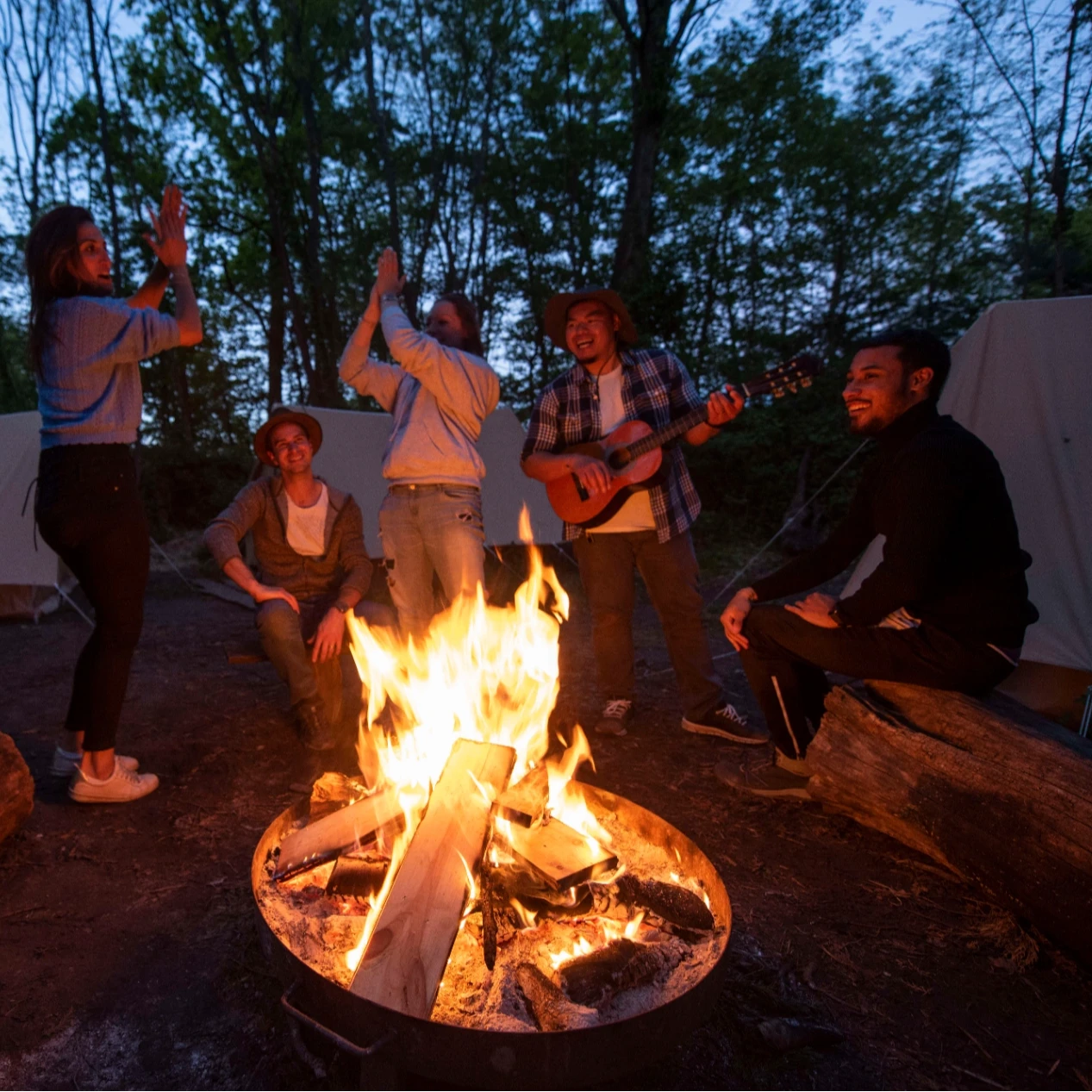 groupe de jeunes autour d'un feu de camp
