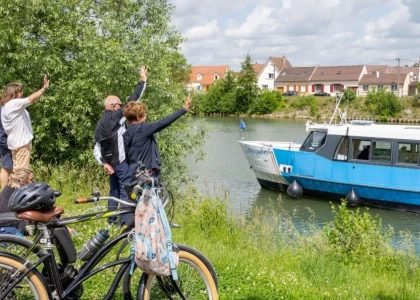 groupe de cyclistes qui saluent une péniche