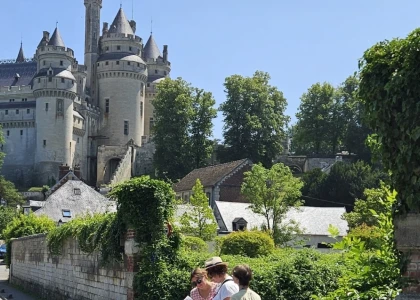 groupe de jeunes devant le château de Pierrefonds