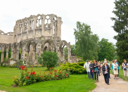 groupe devant abbaye notre dame d'ourscamp
