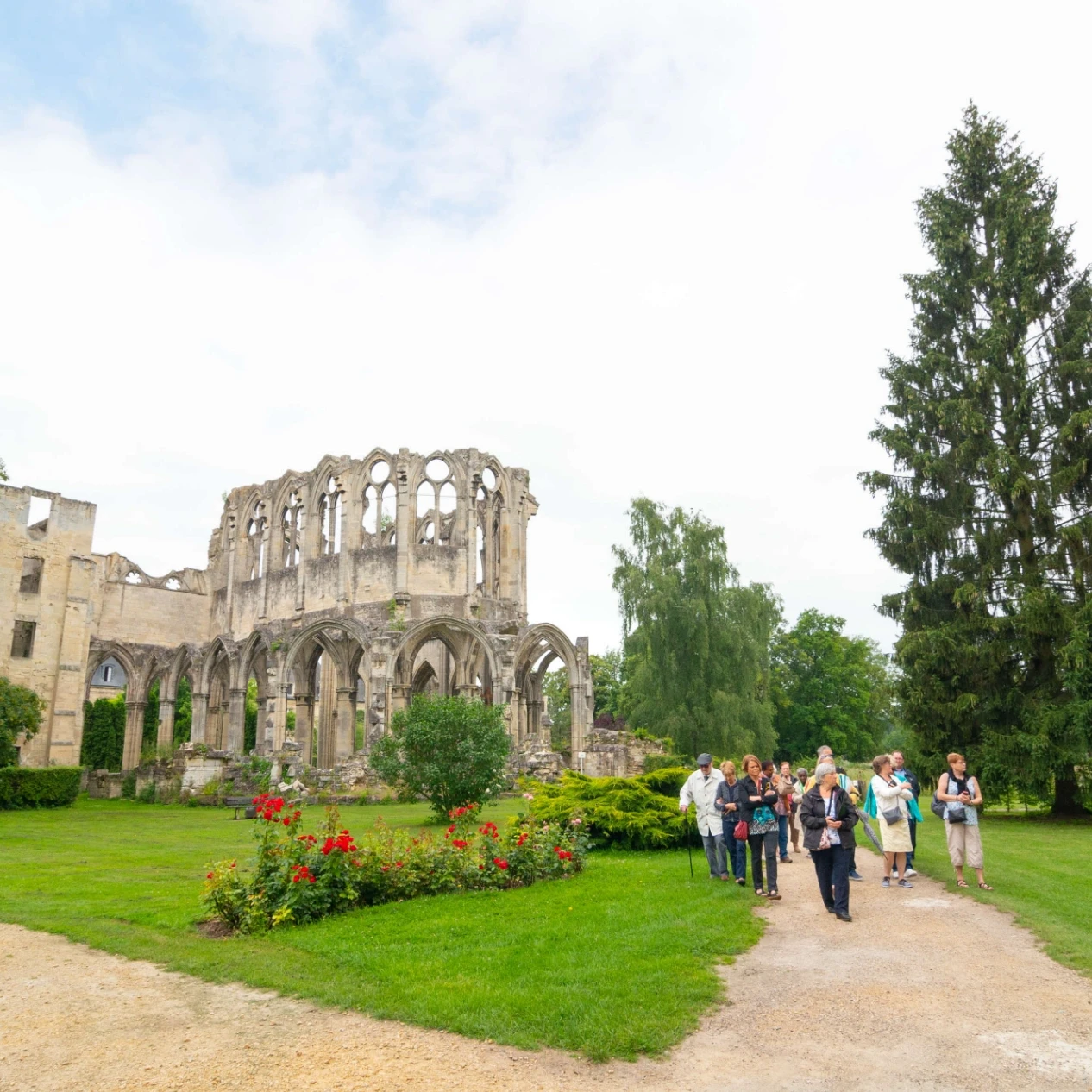 groupe devant abbaye notre dame d'ourscamp