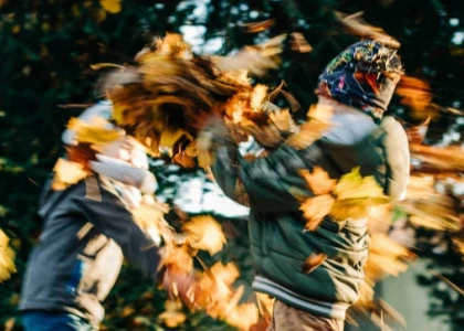 activités enfants vacances toussaint bataille feuilles mortes