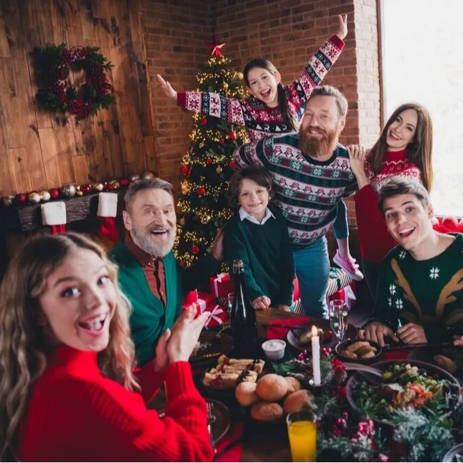 famille heureuse à Noël