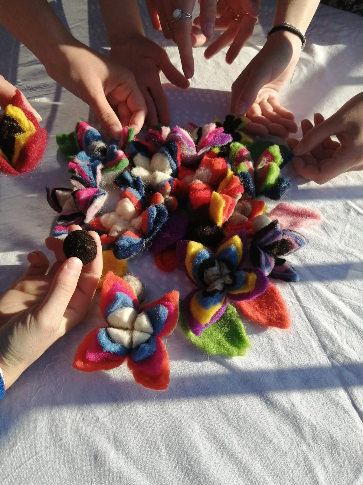 Atelier famille de l’hiver – Fabriquez votre fleur en laine ❄️🌸 - Oise.fun