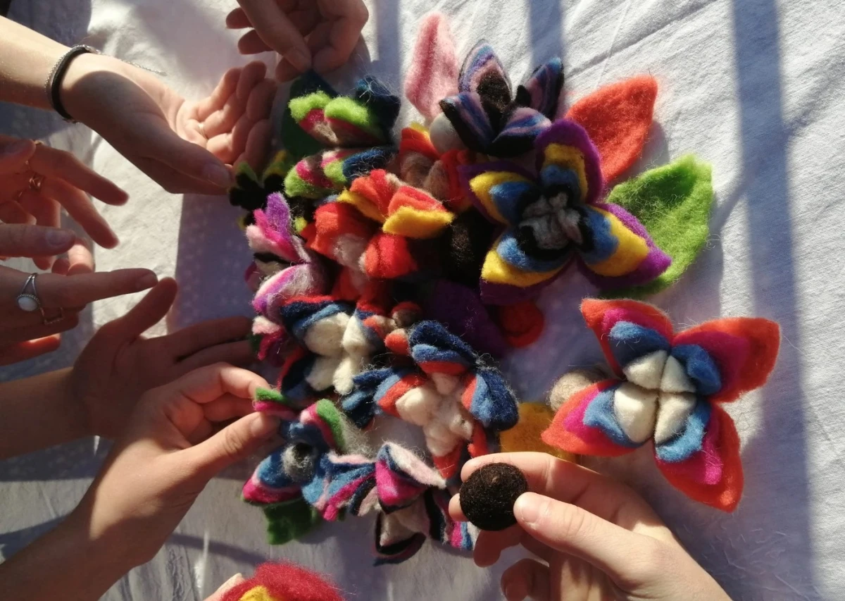 Atelier vacances Toussaint – Une fleur en laine à créer en famille - Oise.fun