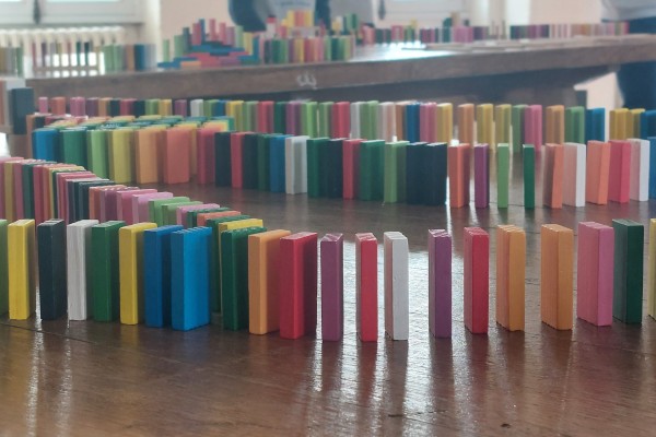 Atelier enfants Vacances Hiver – La magie des dominos en action ! - Oise.fun