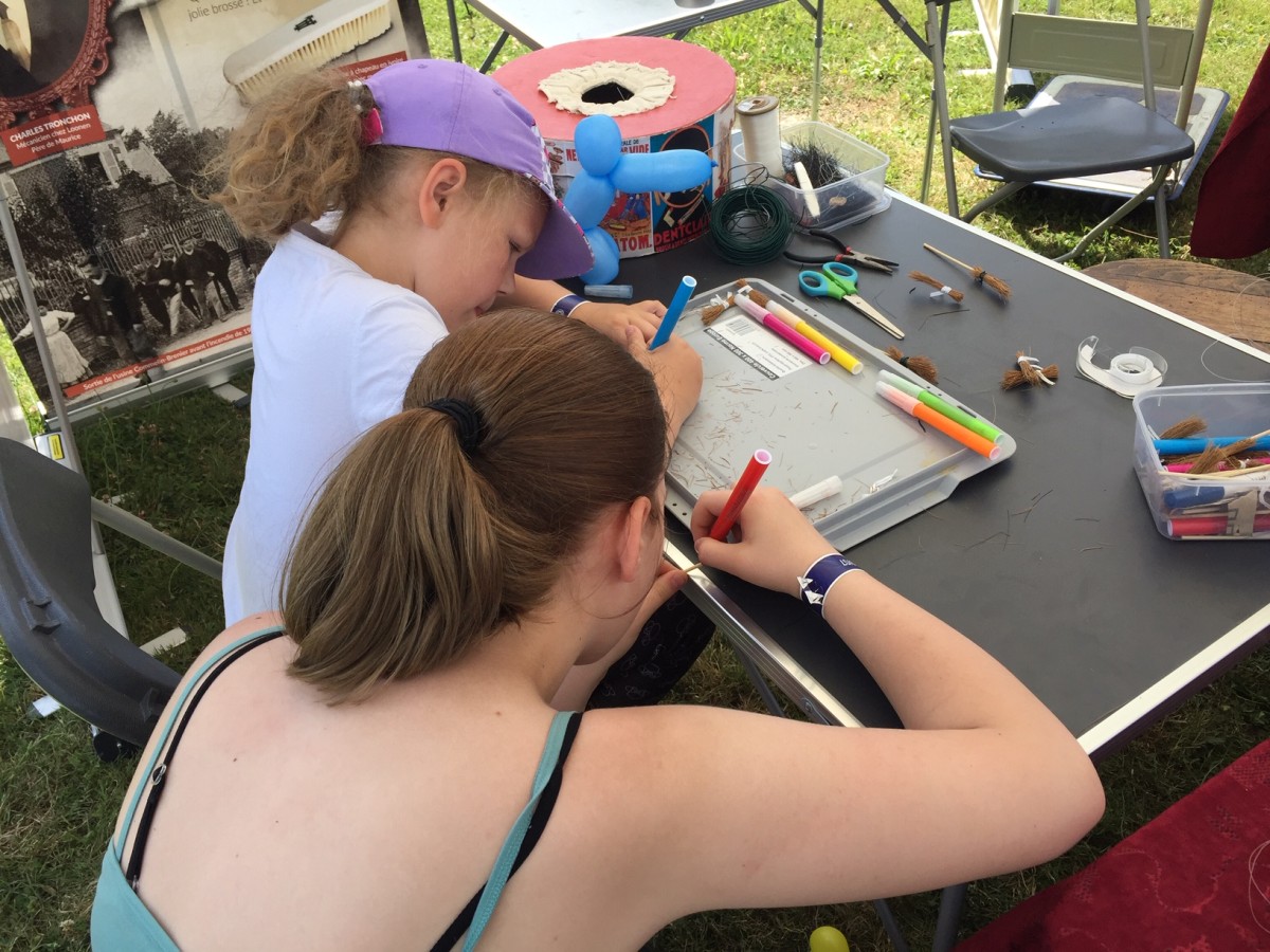 ✨ Atelier Famille : Fabrique ton Mini-Balai de Sorcière ! - Oise.fun