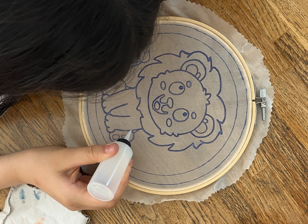 Atelier peinture sur soie (enfants) – Crée ton tableau et joue avec les couleurs - Oise.fun
