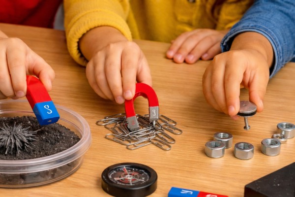 Petit Labo Magneto – Magnétisme & électricité statique pour enfants (7 ans et +) - Oise.fun