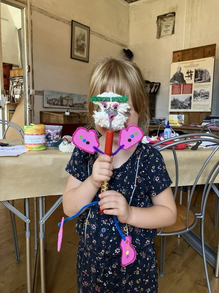 Atelier transforme une brosse vintage en personnage rigolo !  - Oise.fun