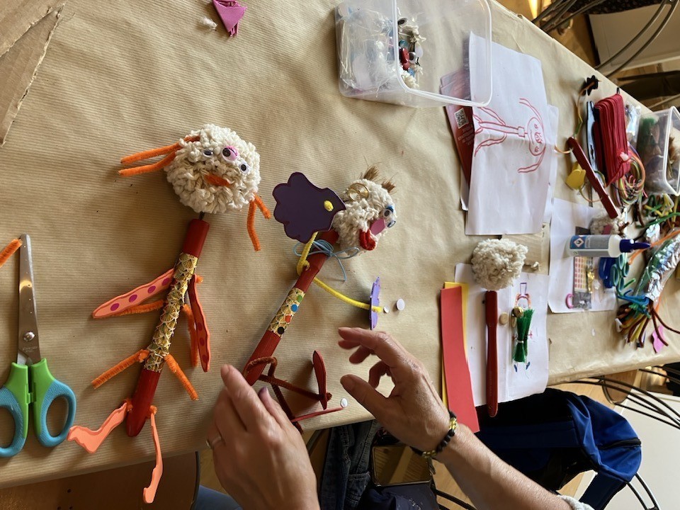 Atelier transforme une brosse vintage en personnage rigolo !  - Oise.fun