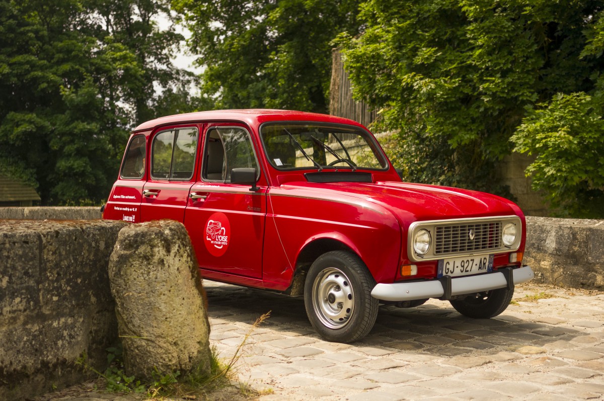 Balade rétro en 4L – L’Oise à votre rythme, au son du moteur vintage 🚗 - Oise.fun