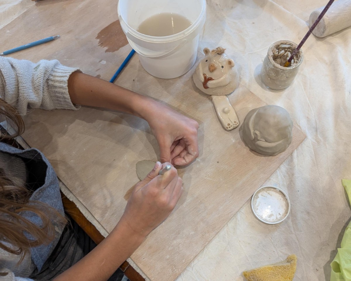 Atelier céramique en duo : façonnez deux petites bestioles inséparables - Oise.fun