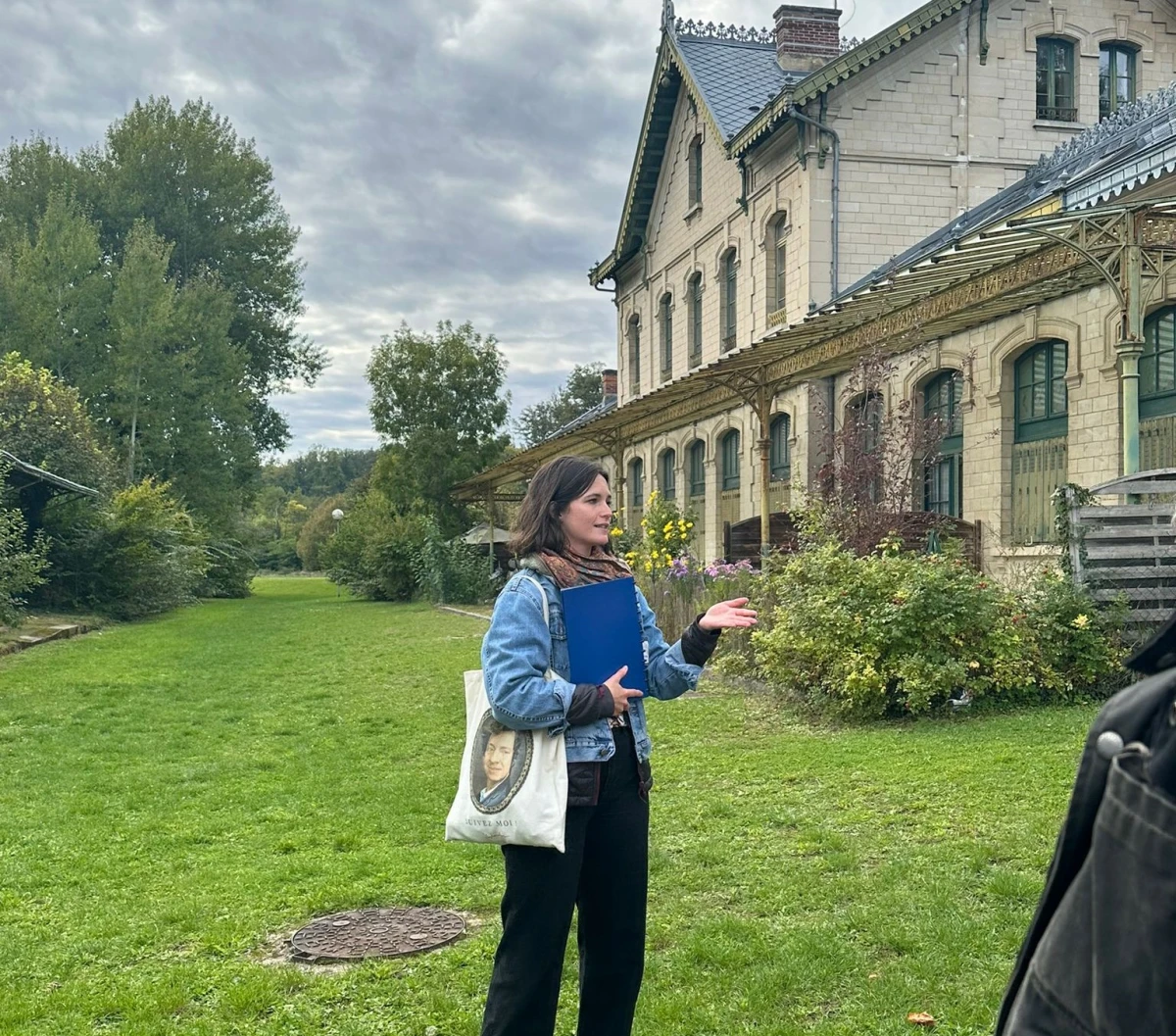 guide conférencière en train de faire une visite dans un jardin en hiver