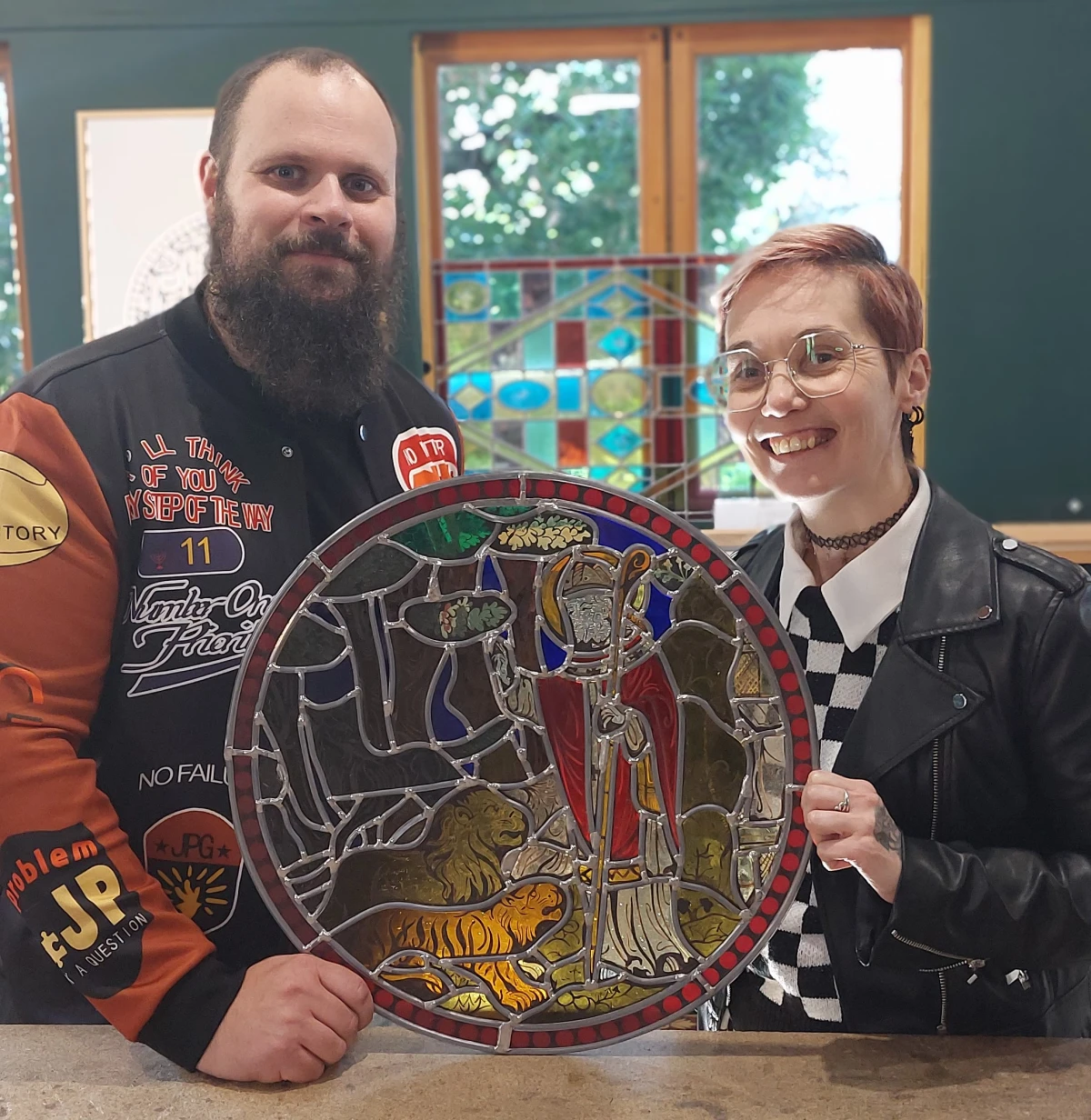 ✨ Initiez-vous au vitrail avec Patricia : 4h pour créer votre œuvre d’art en verre à Appilly - Oise.fun