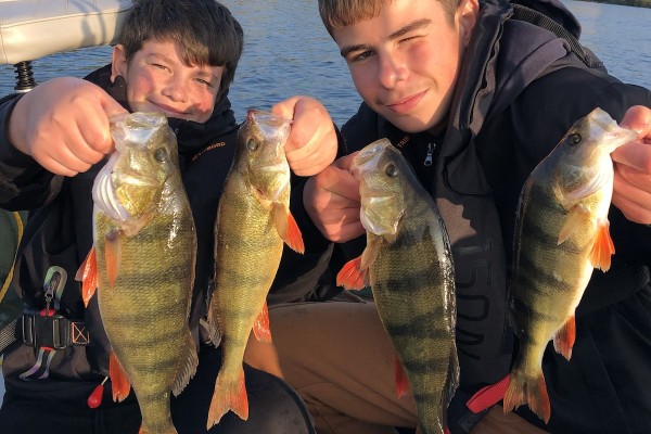 Journée de pêche en bateau – Une immersion nature entre amis ou en famille - Oise.fun