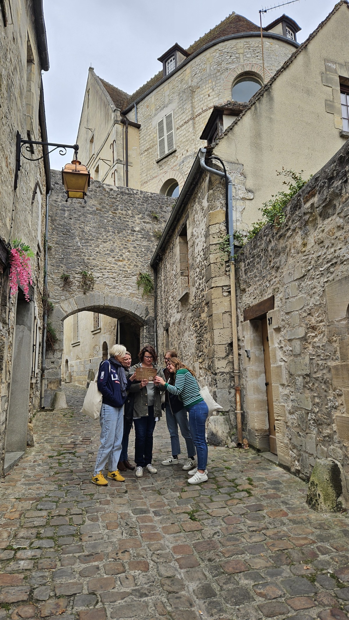 Le manuscrit vandalisé de Léonard — un mystère à résoudre au cœur de Senlis ! - Oise.fun