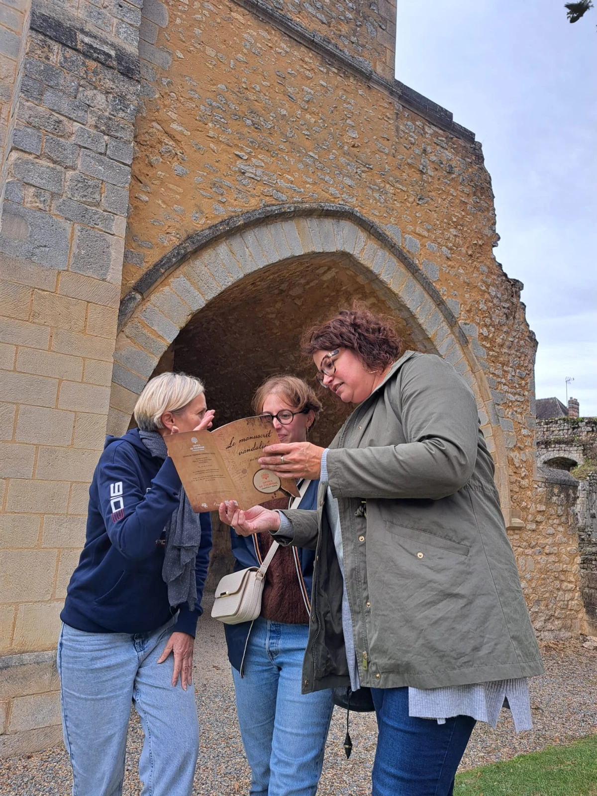 Le manuscrit vandalisé de Léonard — un mystère à résoudre au cœur de Senlis ! - Oise.fun
