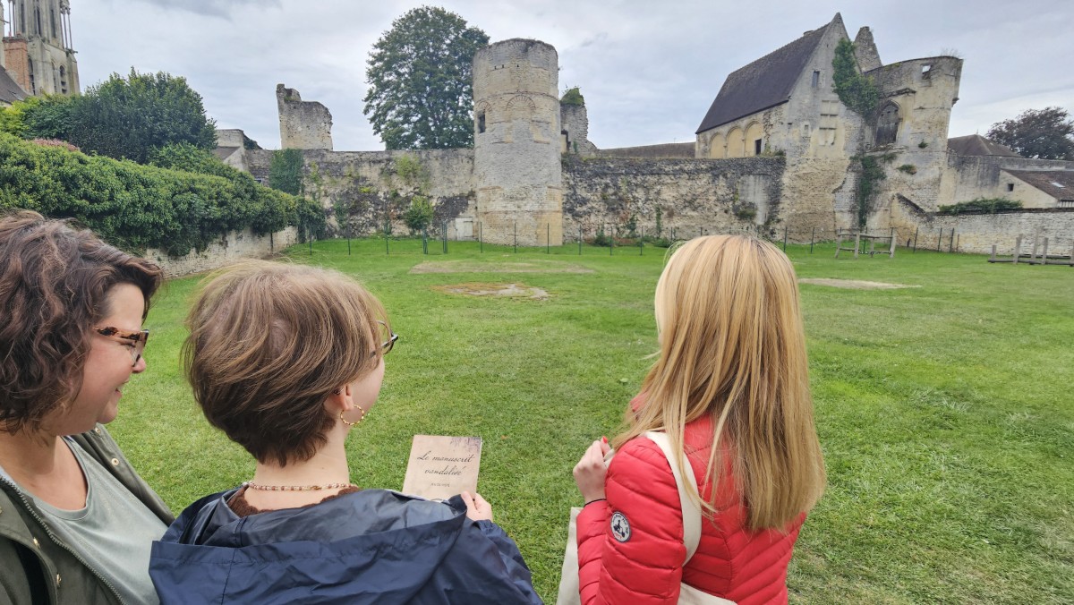 Le manuscrit vandalisé de Léonard — un mystère à résoudre au cœur de Senlis ! - Oise.fun