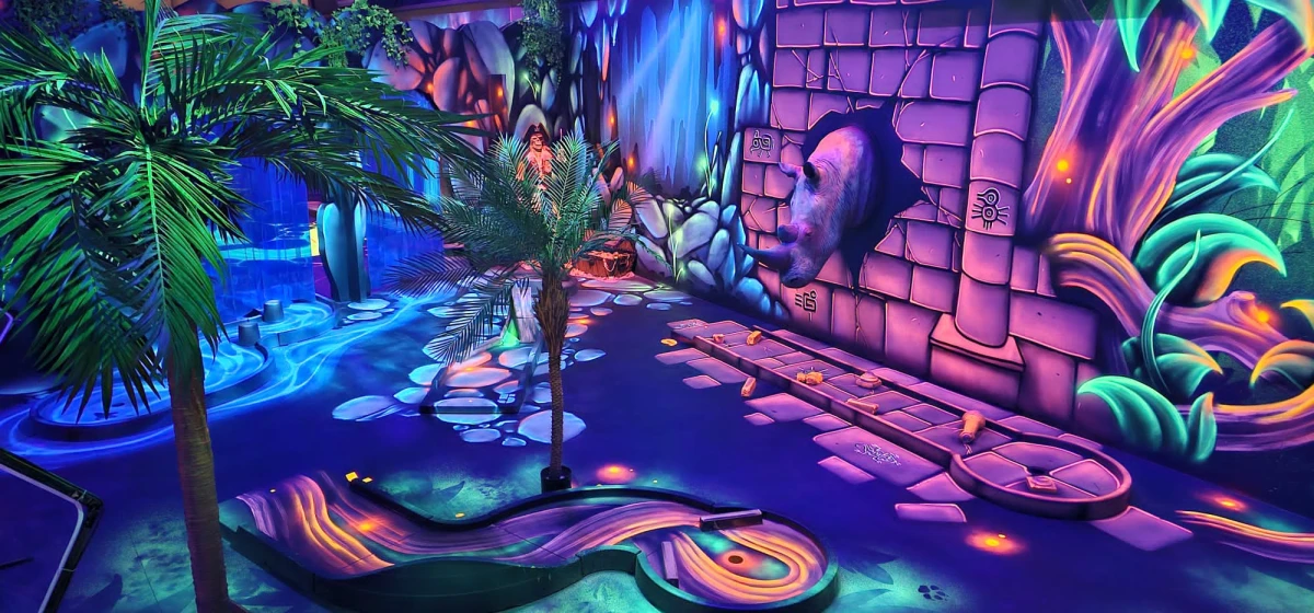 18 pistes qui brillent – Le mini-golf phosphorescent à Chambly ! - Oise.fun