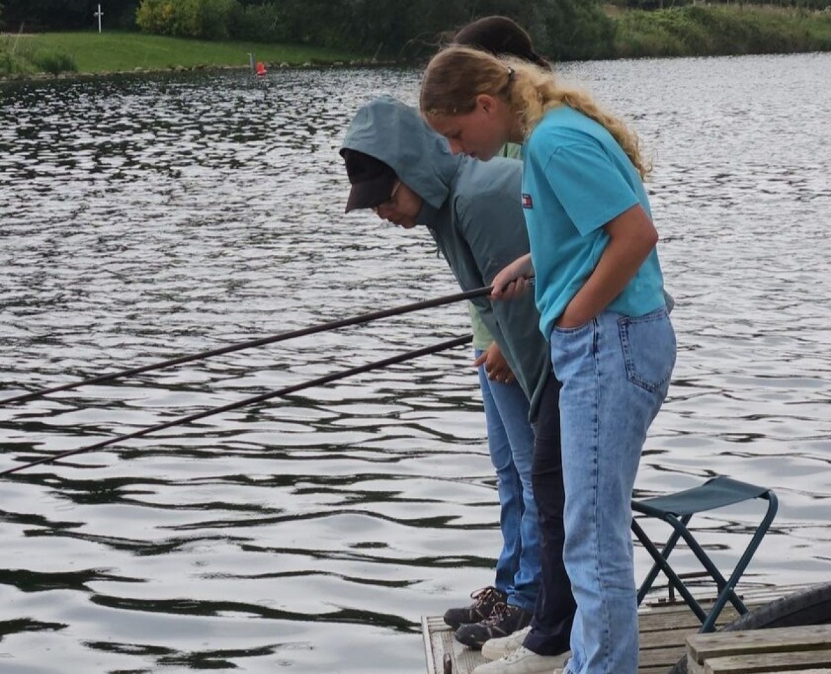 enfants qui pêchent