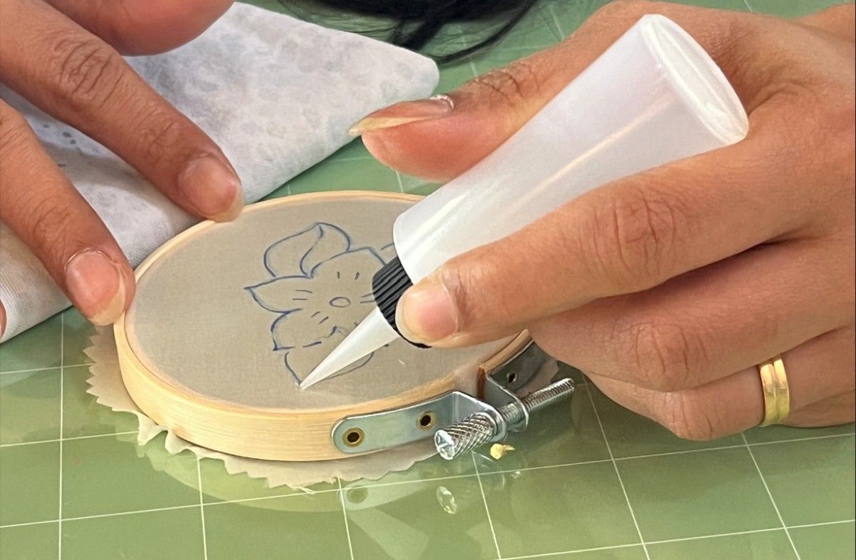 Atelier peinture sur soie – Jouer avec la couleur, créer en douceur - Oise.fun