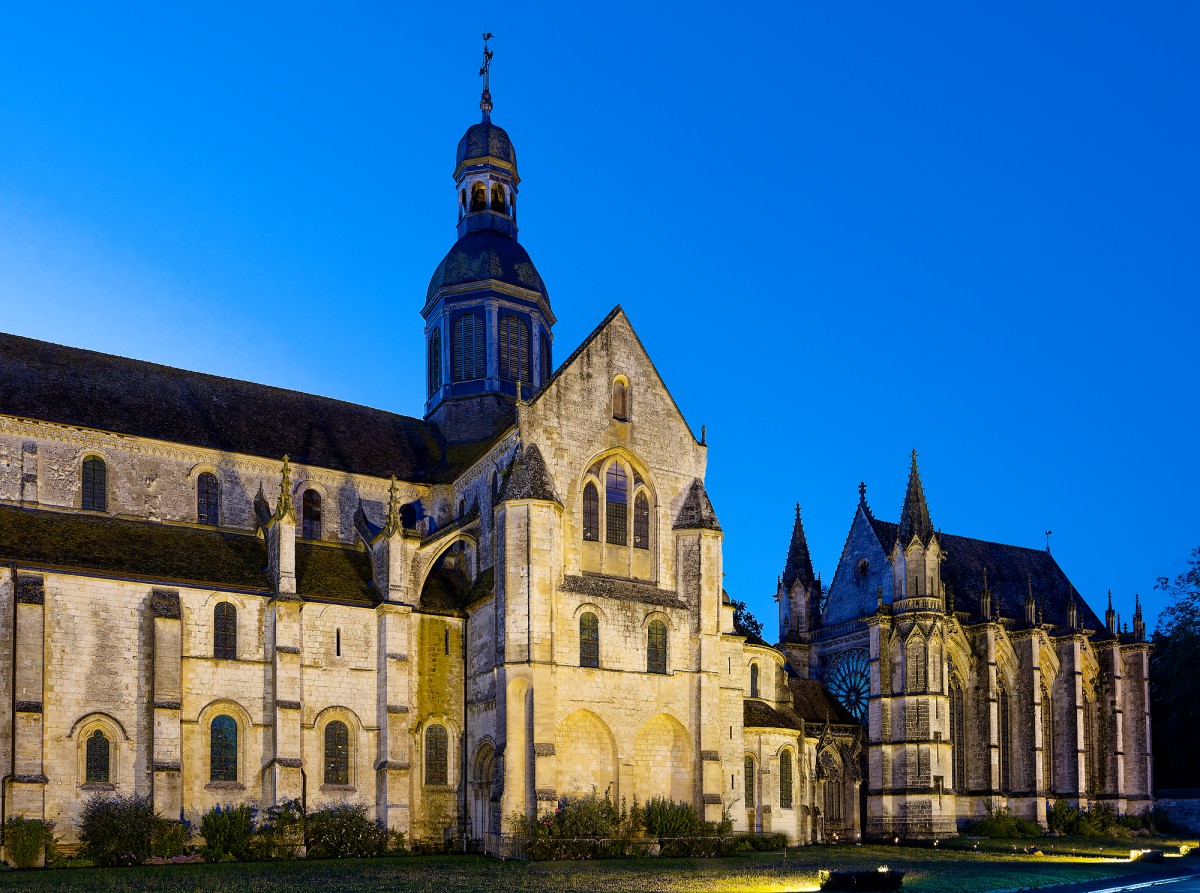 Visite à la lampe torche de l'abbatiale et Sainte Chapelle - Oise.fun