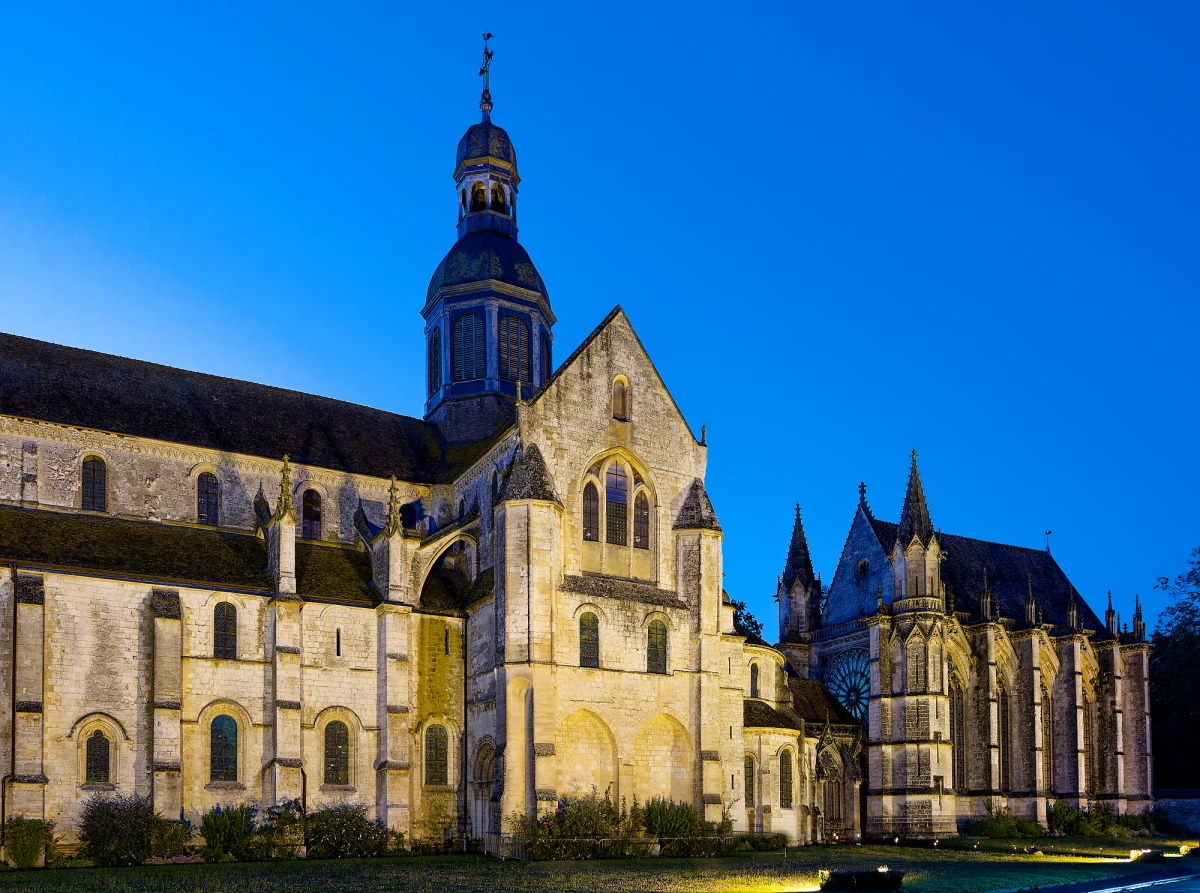 Visite Nocturne – L’Abbatiale révélée à la lampe torche - Oise.fun