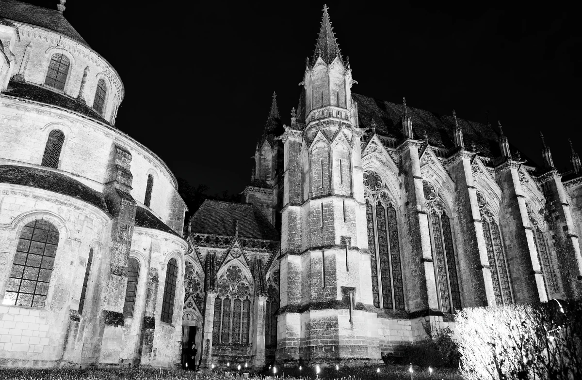 Visite Nocturne – L’Abbatiale révélée à la lampe torche - Oise.fun