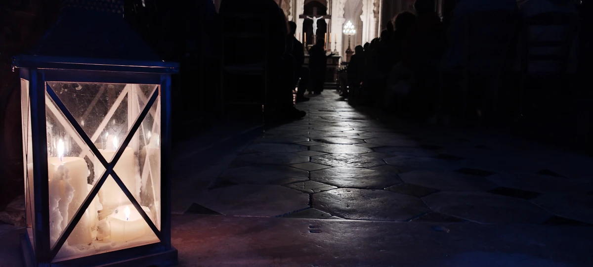 Visite Nocturne – L’Abbatiale révélée à la lampe torche - Oise.fun