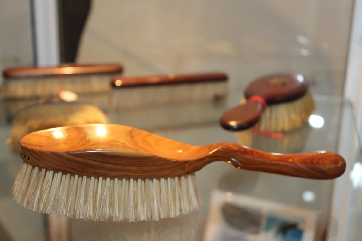 Patrimoine insolite : visite guidée d’une fabrique de brosses de luxe - Oise.fun