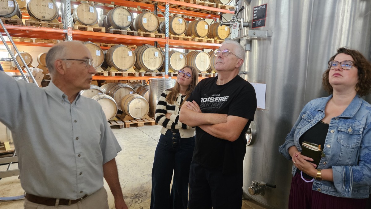 groupe visitant une distillerie artisanale