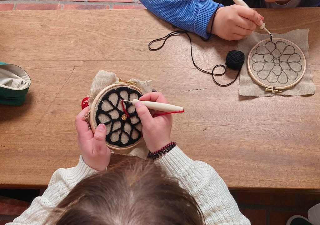 Visite et atelier de punch needle à la Manufacture  - Oise.fun