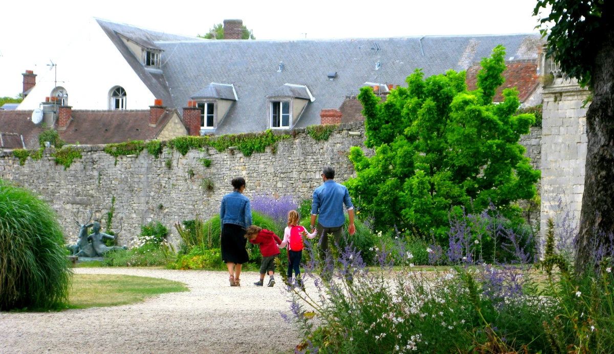 famille qui se balade à pied dans la cité médiéval de Senlis